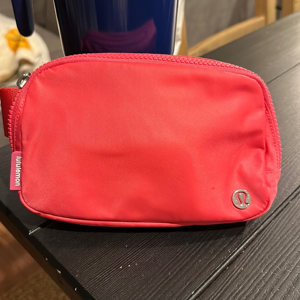 Lululemon everywhere belt bag .